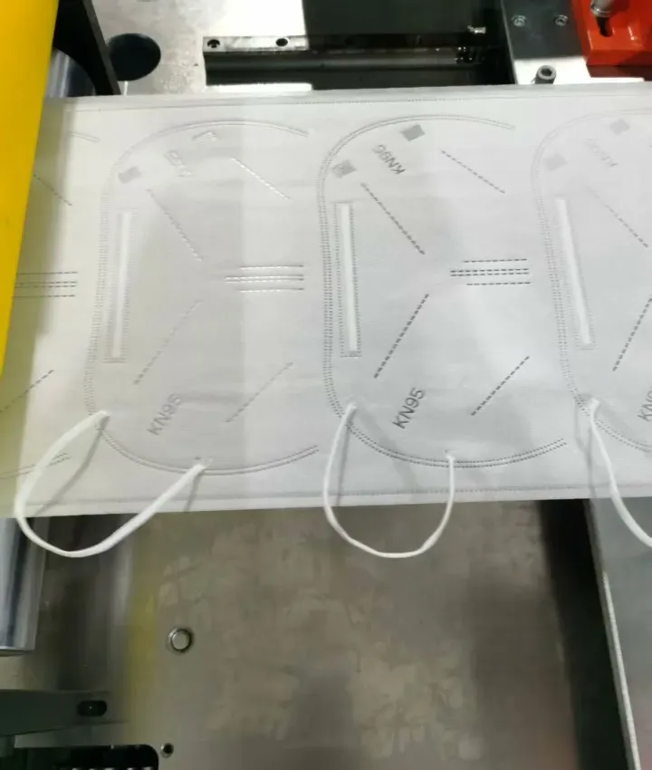 耳带焊接后的口罩片材
