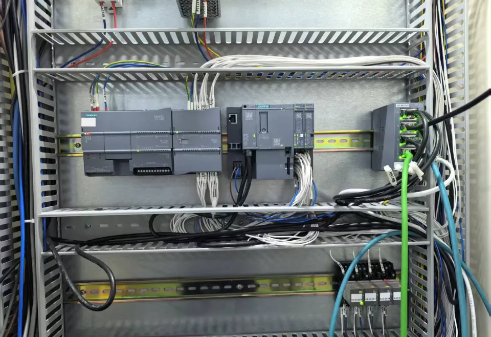 控制柜：西门子 ET 200SP CPU 1510SP-1 PN、S7-1200 与 SCALANCE 交换机（项目实拍）