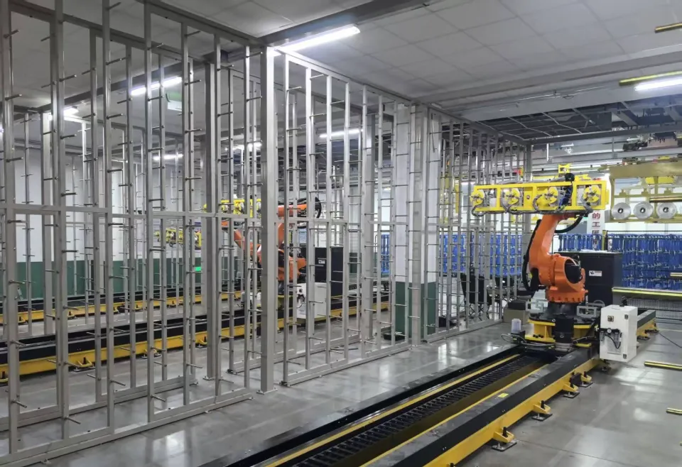 地轨上的 KUKA KR 210 与暂存料架，夹具一次夹取 4 个丝锭（项目实拍）